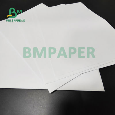 высокосортная бумага 50gsm 55gsm Uncoated белая Woodfree на книжное производство 66 x 106cm
